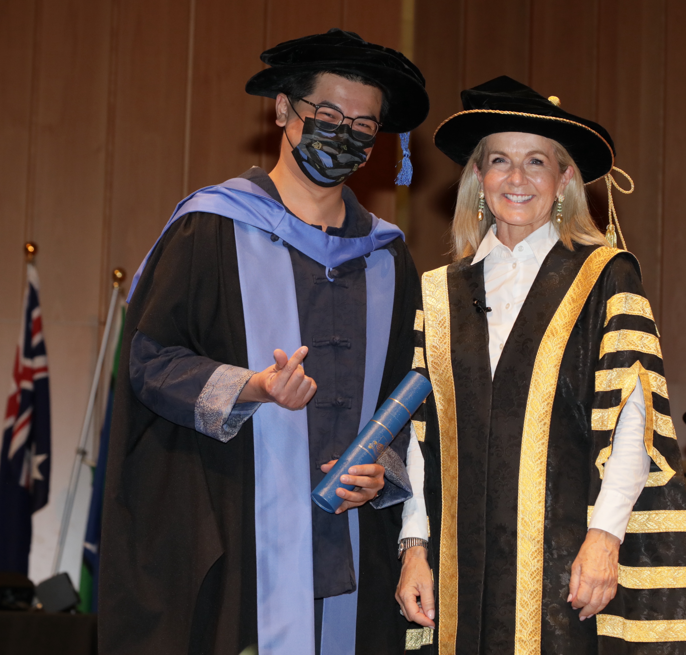 Yi-Tsun's profile photo taken with the former Miniter for Foreign Affairs, Julie Bishoon on the stage of graduation